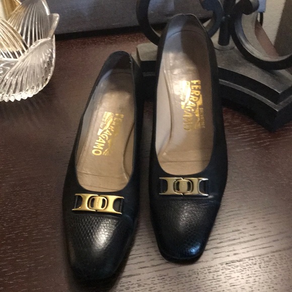 SALVATORE FERRAGAMO BLACK LEATHER FLATS - Picture 1 of 8